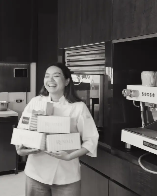Ximena con cajas de galletas RUMMA